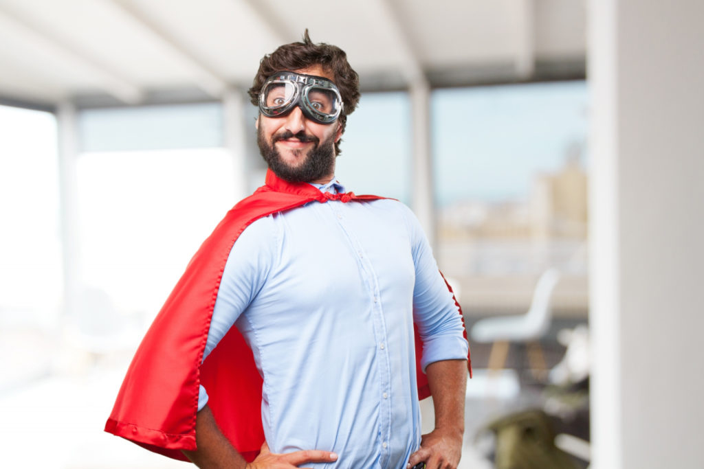 Homem com capa vermelha e óculos de aviador