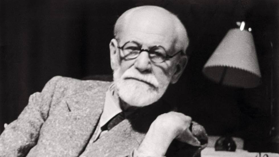 Foto Freud sentado ao lado de uma luminária