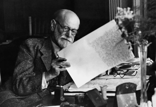 Freud-segurando-jornal-para-ler